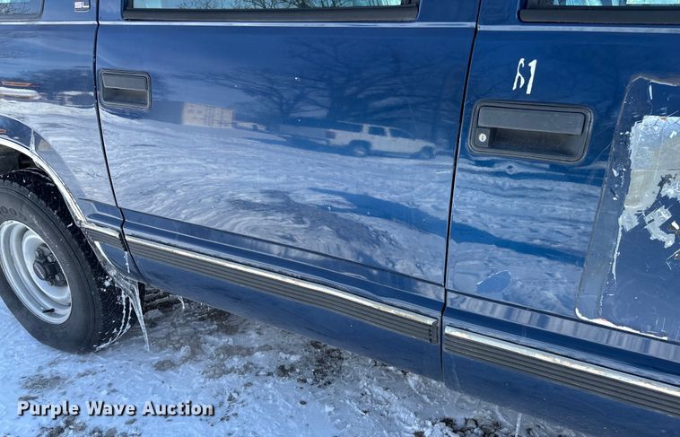 image for item DR2845 1999 GMC Suburban SUV