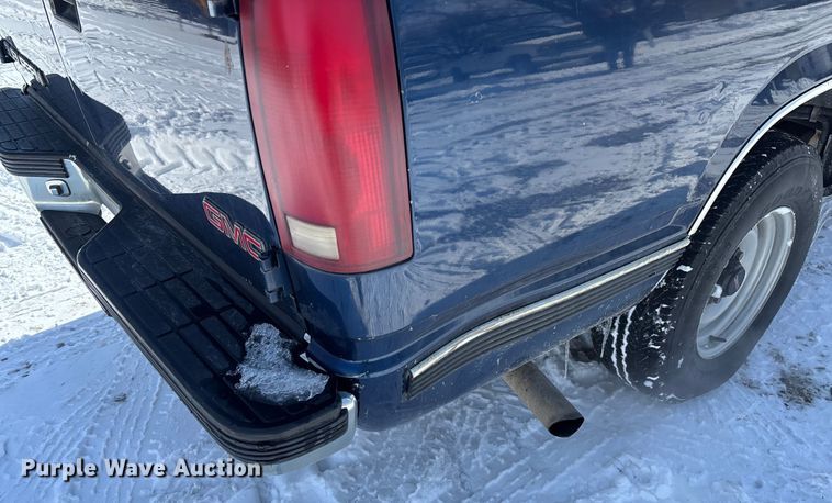 image for item DR2845 1999 GMC Suburban SUV