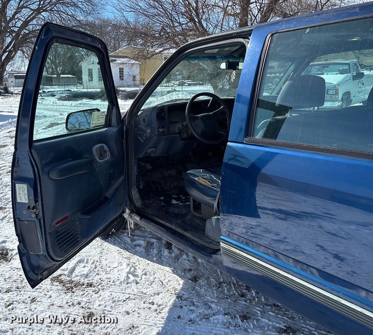 image for item DR2845 1999 GMC Suburban SUV