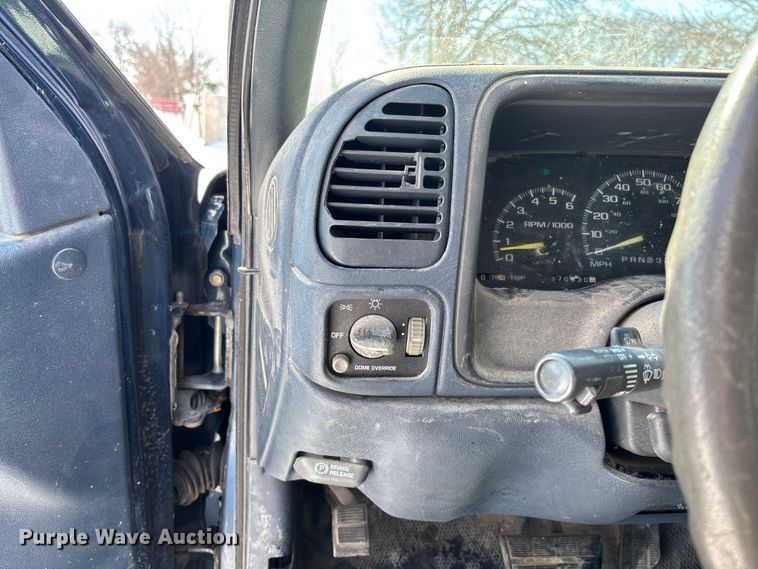 image for item DR2845 1999 GMC Suburban SUV