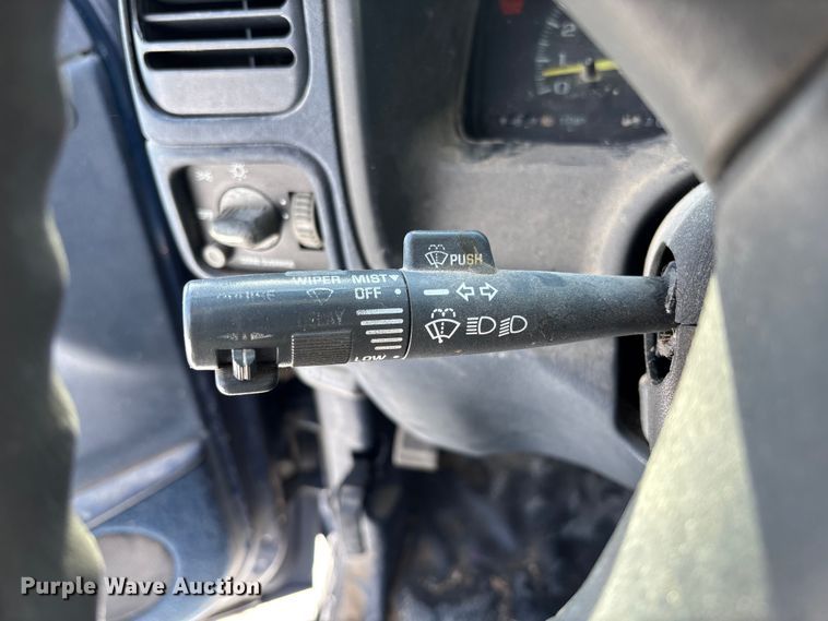 image for item DR2845 1999 GMC Suburban SUV