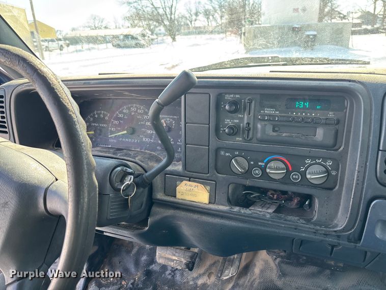 image for item DR2845 1999 GMC Suburban SUV