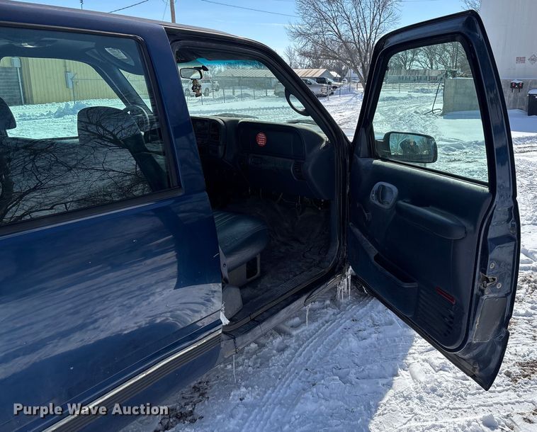 image for item DR2845 1999 GMC Suburban SUV