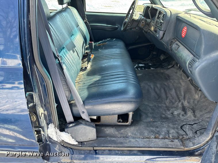 image for item DR2845 1999 GMC Suburban SUV