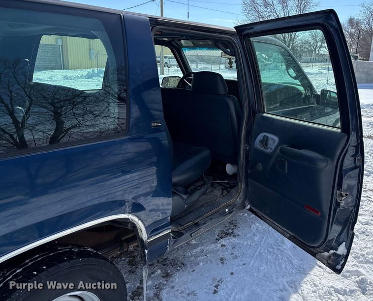 image for item DR2845 1999 GMC Suburban SUV