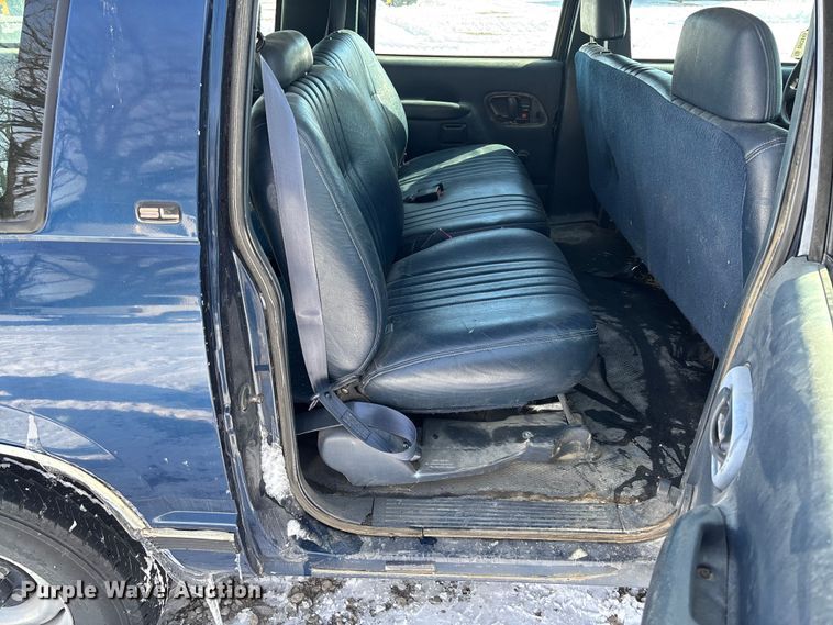 image for item DR2845 1999 GMC Suburban SUV