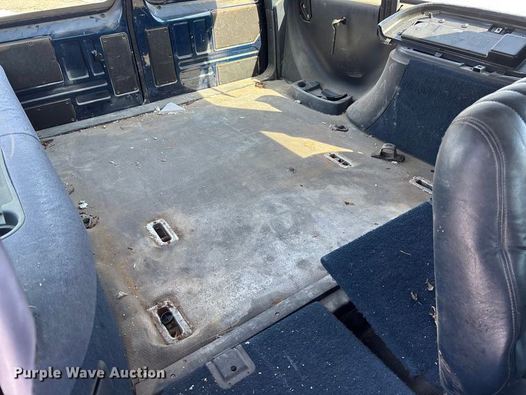 image for item DR2845 1999 GMC Suburban SUV