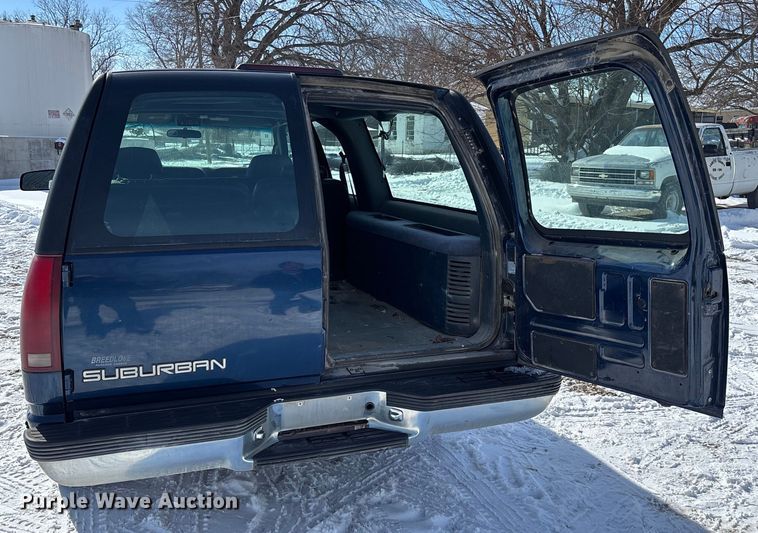 image for item DR2845 1999 GMC Suburban SUV