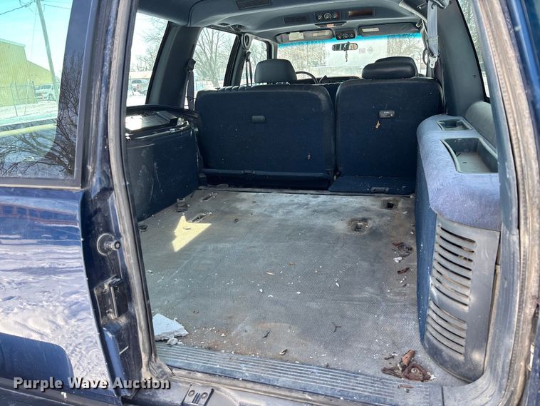 image for item DR2845 1999 GMC Suburban SUV