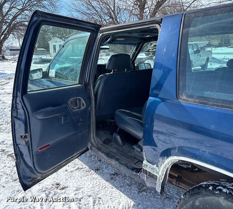 image for item DR2845 1999 GMC Suburban SUV