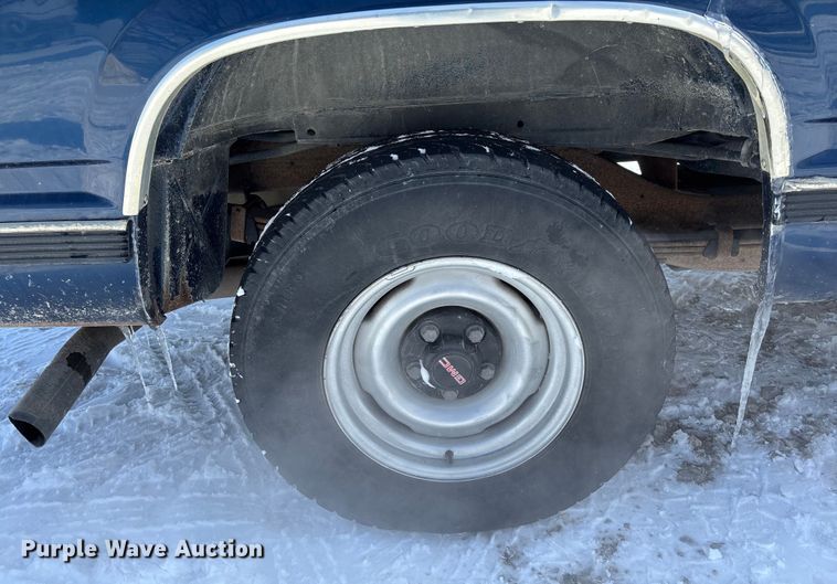 image for item DR2845 1999 GMC Suburban SUV