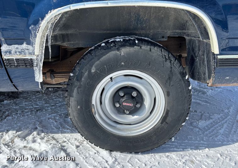 image for item DR2845 1999 GMC Suburban SUV