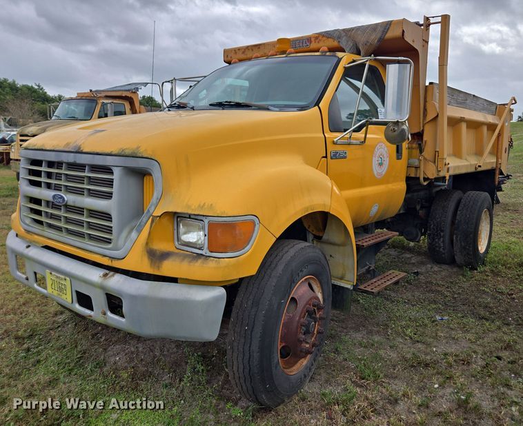 image for item DU2581 2002 Ford F-750 dump truck