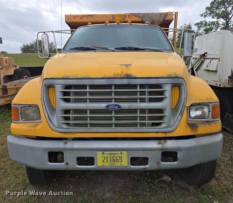 image for item DU2581 2002 Ford F-750 dump truck