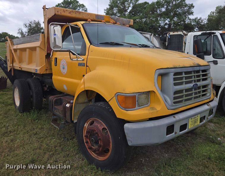 image for item DU2581 2002 Ford F-750 dump truck