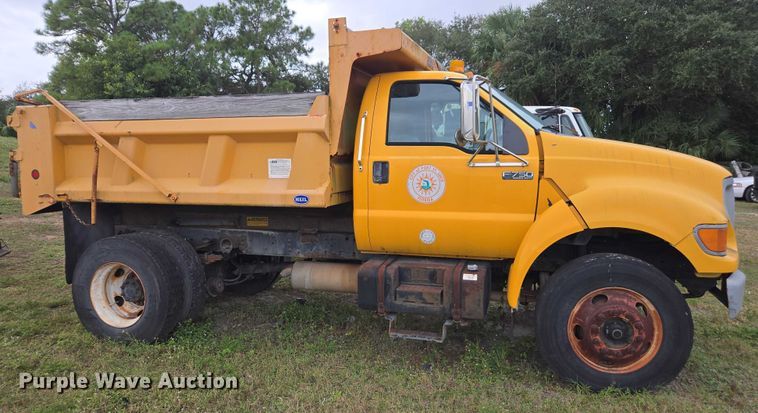 image for item DU2581 2002 Ford F-750 dump truck