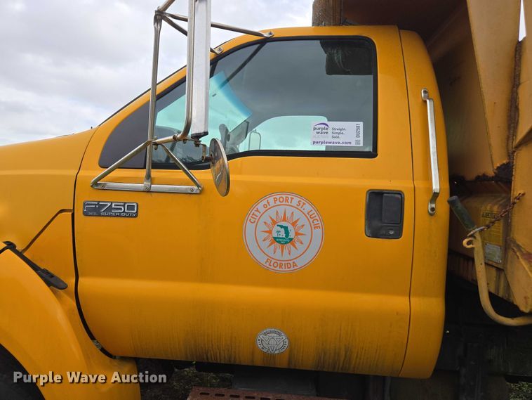 image for item DU2581 2002 Ford F-750 dump truck