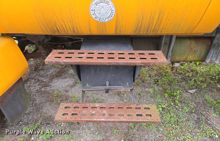 image for item DU2581 2002 Ford F-750 dump truck