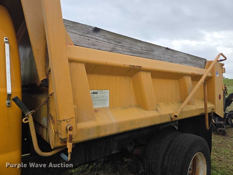 image for item DU2581 2002 Ford F-750 dump truck