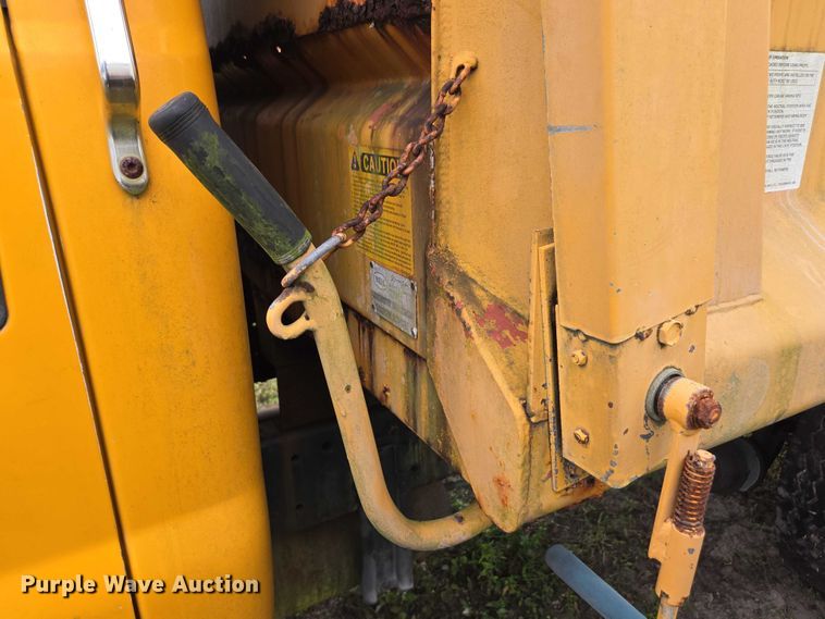 image for item DU2581 2002 Ford F-750 dump truck