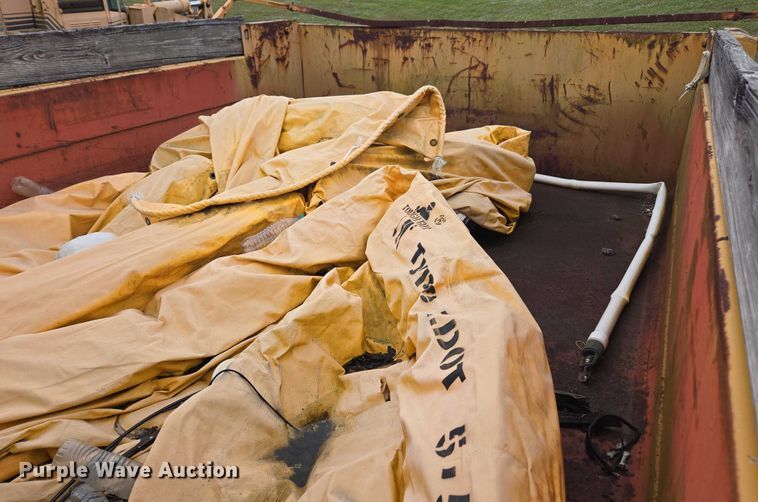 image for item DU2581 2002 Ford F-750 dump truck