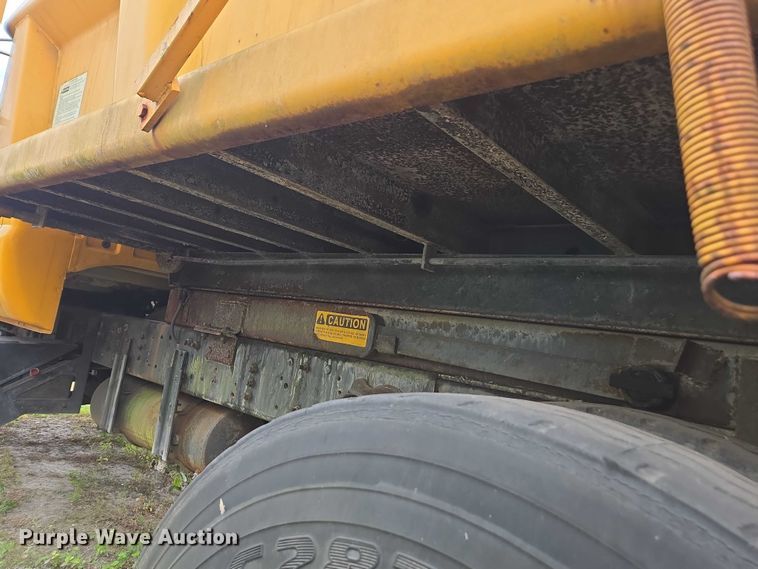 image for item DU2581 2002 Ford F-750 dump truck