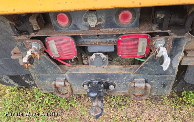 image for item DU2581 2002 Ford F-750 dump truck