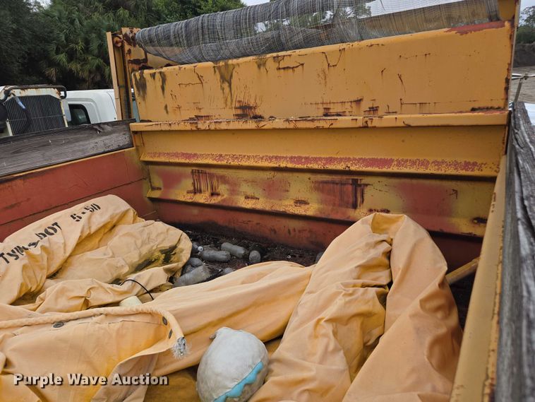 image for item DU2581 2002 Ford F-750 dump truck