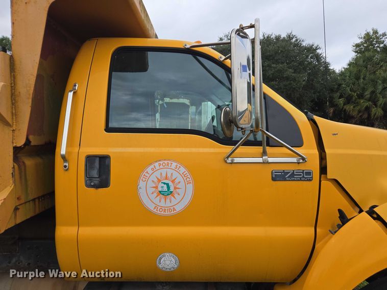 image for item DU2581 2002 Ford F-750 dump truck