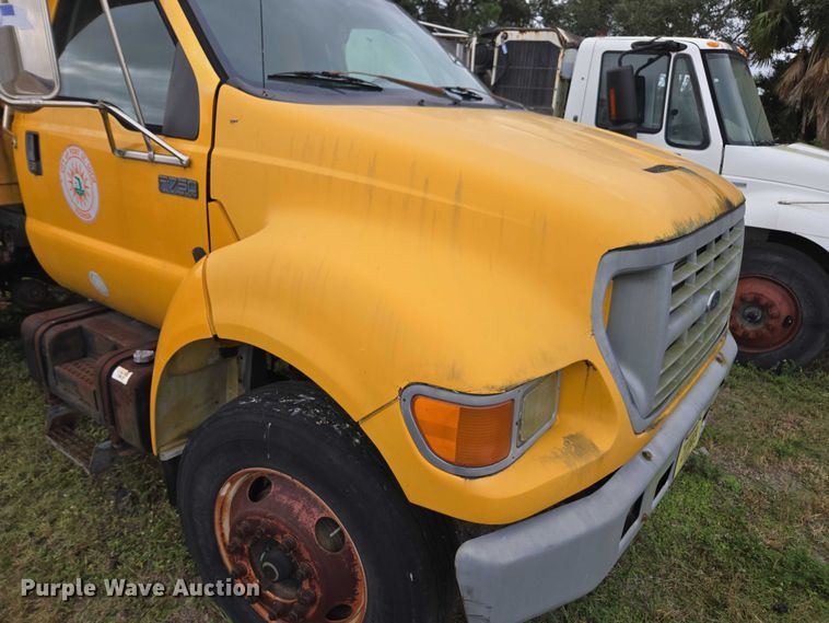 image for item DU2581 2002 Ford F-750 dump truck