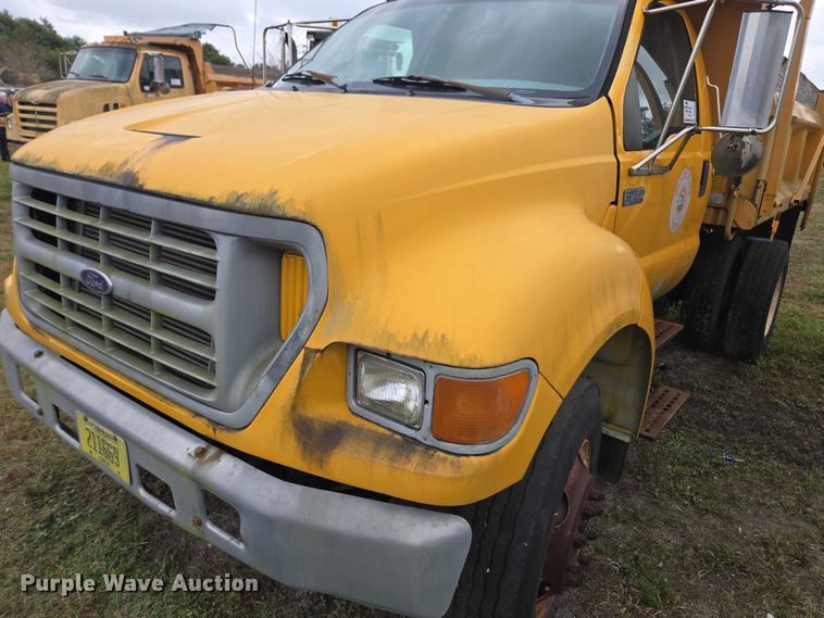 image for item DU2581 2002 Ford F-750 dump truck