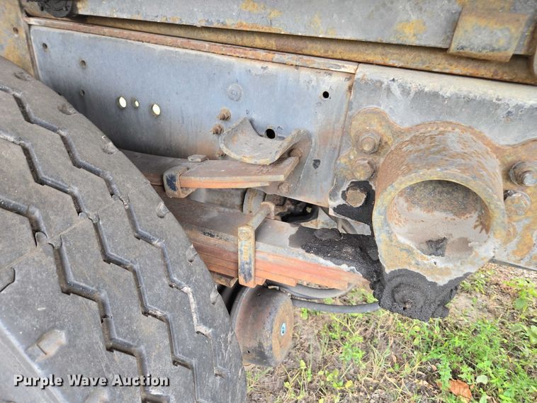 image for item DU2581 2002 Ford F-750 dump truck