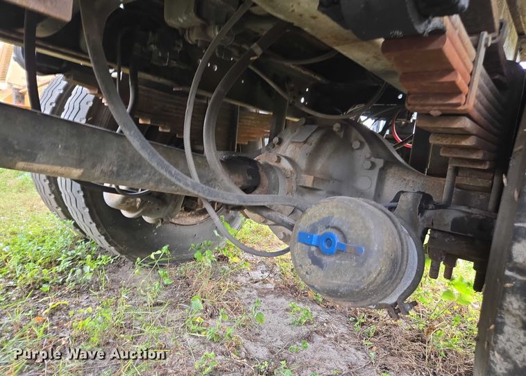 image for item DU2581 2002 Ford F-750 dump truck