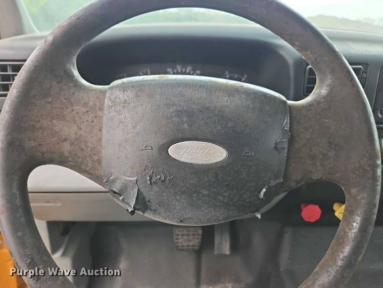 image for item DU2581 2002 Ford F-750 dump truck