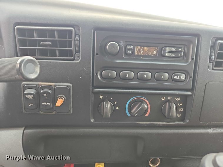 image for item DU2581 2002 Ford F-750 dump truck