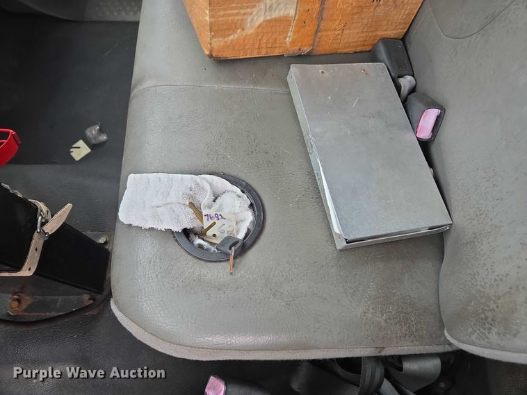 image for item DU2581 2002 Ford F-750 dump truck