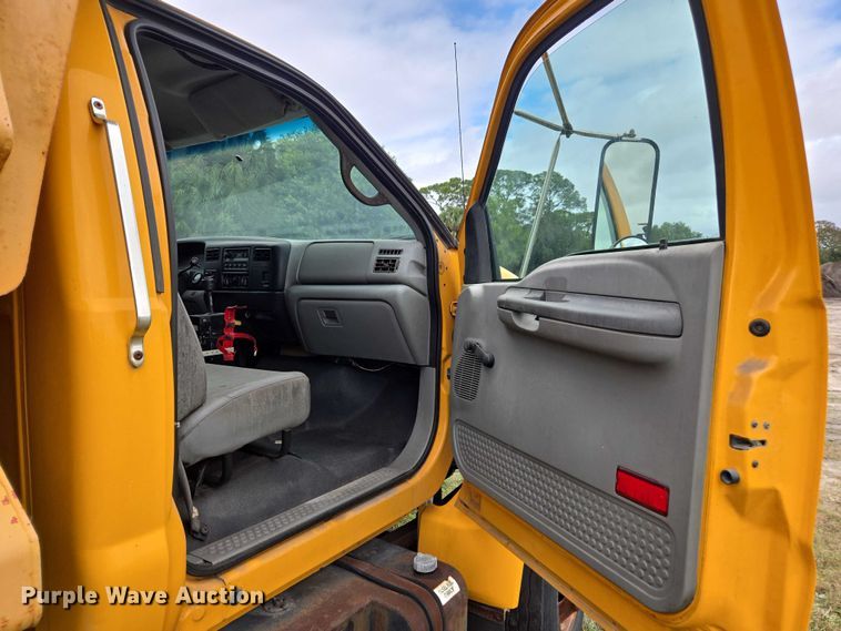 image for item DU2581 2002 Ford F-750 dump truck