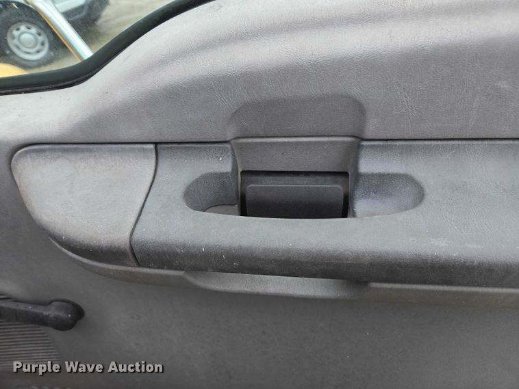 image for item DU2581 2002 Ford F-750 dump truck