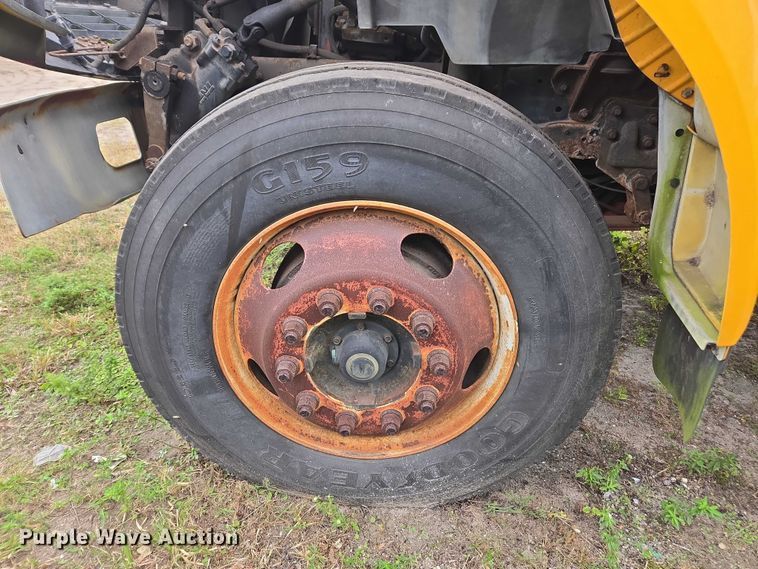 image for item DU2581 2002 Ford F-750 dump truck