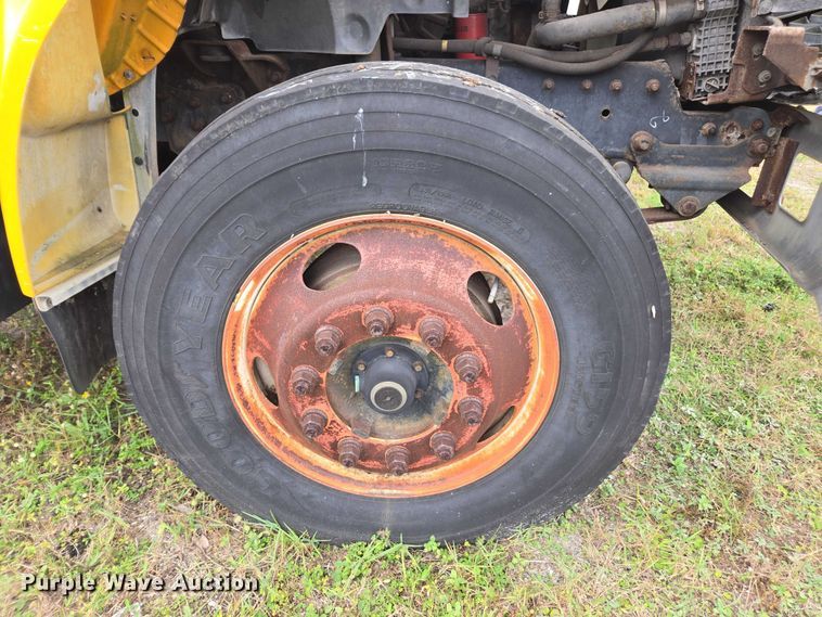 image for item DU2581 2002 Ford F-750 dump truck