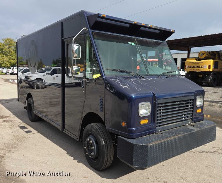 image for item DU2598 1997 Freightliner MT45 delivery truck