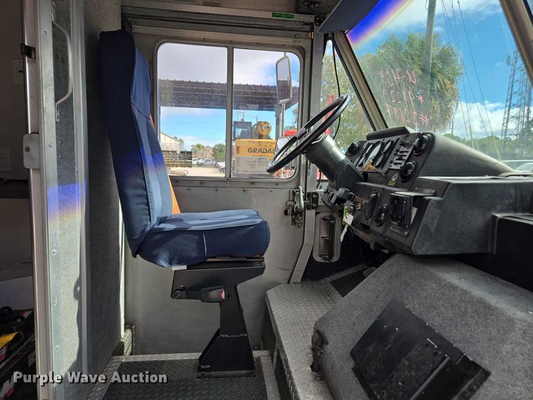 image for item DU2598 1997 Freightliner MT45 delivery truck