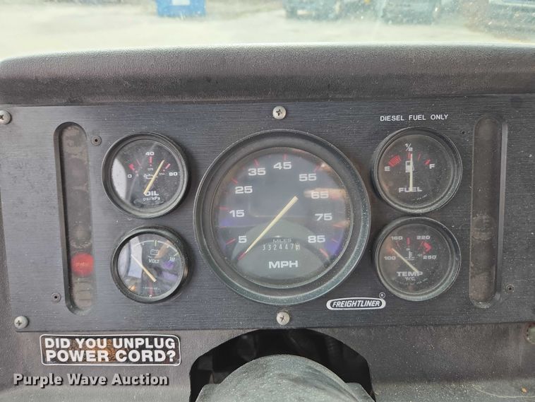 image for item DU2598 1997 Freightliner MT45 delivery truck