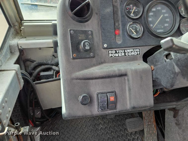 image for item DU2598 1997 Freightliner MT45 delivery truck