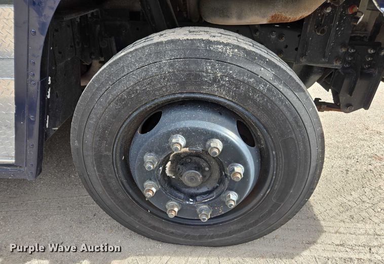 image for item DU2598 1997 Freightliner MT45 delivery truck