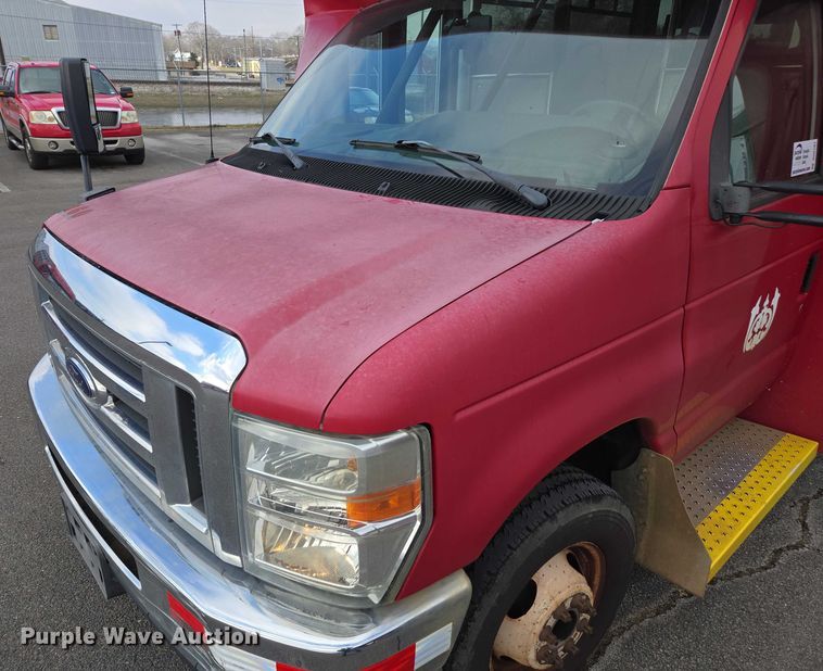 image for item DU2701 2013 Ford E350 shuttle bus