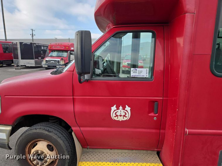 image for item DU2701 2013 Ford E350 shuttle bus