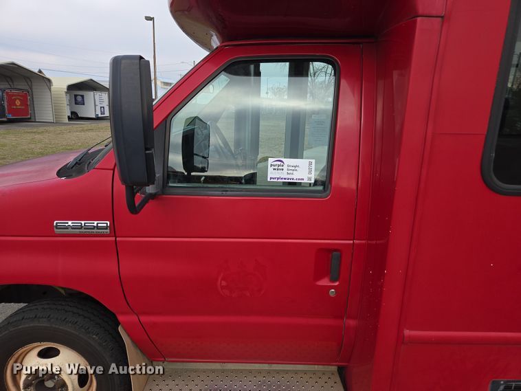 image for item DU2702 2013 Ford E350 shuttle bus