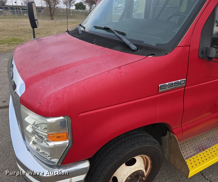 image for item DU2702 2013 Ford E350 shuttle bus