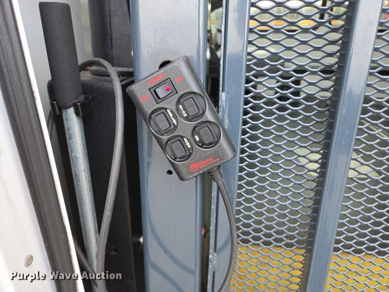 image for item DU2702 2013 Ford E350 shuttle bus